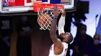 Pebasket Los Angeles Lakers, LeBron James, memasukkan bola saat melawan Houston Rockets pada gim kelima semifinal wilayah barat, Minggu (13/9/2020). Lakers menang dengan skor 119-96. (AP Photo/Mark J. Terrill)