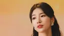 Salah satu highlight dari penampilan Suzy adalah tatanan rambut half up do yang memberikan kesan klasik nan romantis. [@skuukzky/@management_soop].