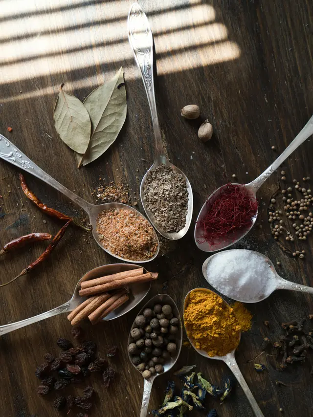 Trik Memaksimalkan Rasa Masakan dengan Bumbu Dapur Alami