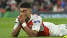 Ekspresi pemain Arsenal, Alex Oxlade-Chamberlain usai gagal mencetak gol ke gawang Olympiakos pada laga Liga Champions di Stadion Emirates, Inggris, Rabu (30/9/2015). Arsenal takluk 2-3. (AFP Photo/Glyn Kirk)