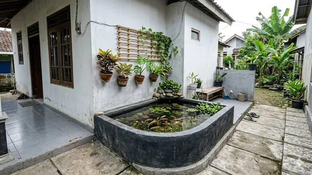 Desain Kolam Ikan Mini Nempel Tembok Rumah di Teras Sempit