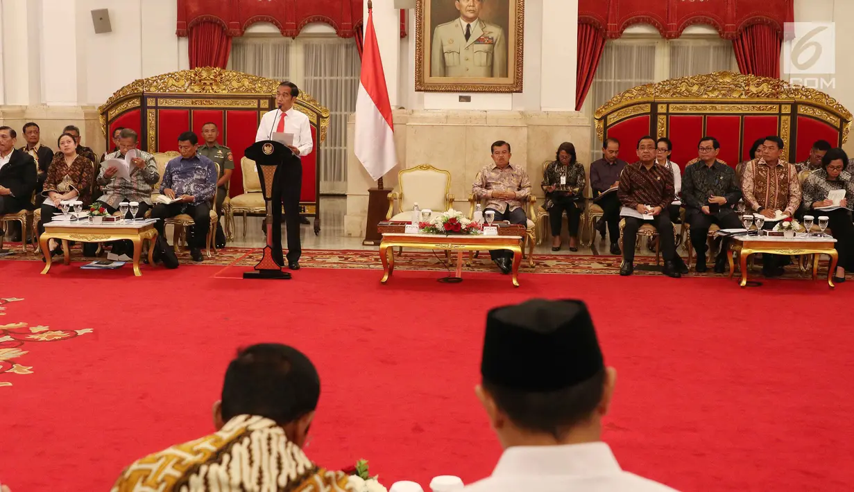 Suasana saat Presiden Joko Widodo memberikan paparannya dalam Sidang Kabinet Paripurna di Istana Negara, Jakarta, Senin (12/2). Jokowi memberi arahan pada para menterinya untuk menjadikan perhatian bersama dalam tiga hal. (Liputan6.com/Angga Yuniar)