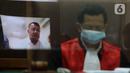 Ketua Majelis Hakim Hariyadi dan terdakwa mantan Presiden ACT Ahyudin (dalam pantulan layar) saat menjalani sidang perdana secara virtual di Pengadilan Negeri Jakarta Selatan, Jakarta, Selasa (15/11/2022). Sidang tersebut beragendakan pembacaan dakwaan terkait perkara dugaan penggelapan dana bantuan Boeing oleh Aksi Cepat Tanggap (ACT) dengan terdakwa mantan Presiden ACT Ahyudin. (Liputan6.com/Herman Zakharia)