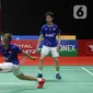 Pebulutangkis Indonesia, Kevin Sanjaya Sukamulio/Marcus Fernaldi Gideon saat melawan Hendra Setiawan/Mohammad Ahsan pada final ganda putra Indonesia Masters 2020 di Istora GBK, Jakarta, MInggu (19/1/2020). Kevin/Markus unggul 21-15 21-16. (Liputan6.com/Helmi Fithriansyah)