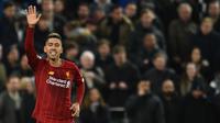 Striker Liverpool, Roberto Firmino, merayakan gol yang dicetaknya ke gawang Tottenham pada laga Premier League di Stadion Tottenham, London, Sabtu (11/1). Tottenham kalah 0-1 dari Liverpool. (AFP/Glyn Kirk)