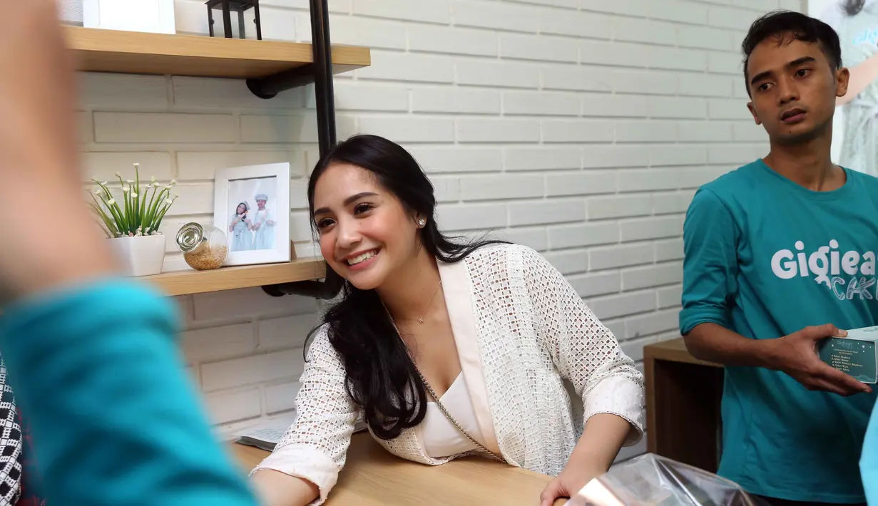 Istri dari presenter kondang Raffi Ahmad ini nampaknya sangat bahagia ketika memiliki usaha baru. Targetkan memiliki 20 outlet, Gigi inginkan outlet tersebut hadir di setiap kota di Indonesia. (Nurwahyunan/Bintang.com)