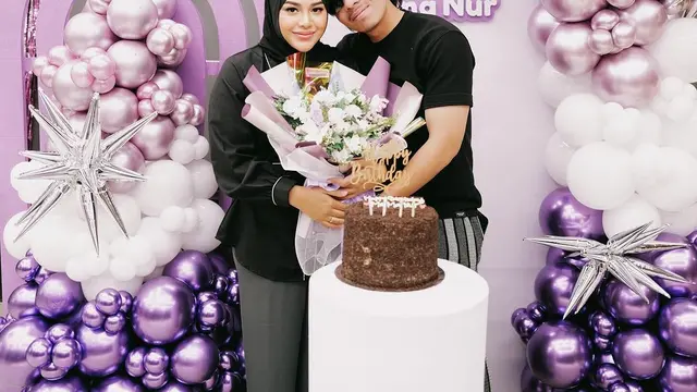 7 Potret Ulang Tahun Aurel Hermansyah, Atta Halilintar Beri Kue dari Uang