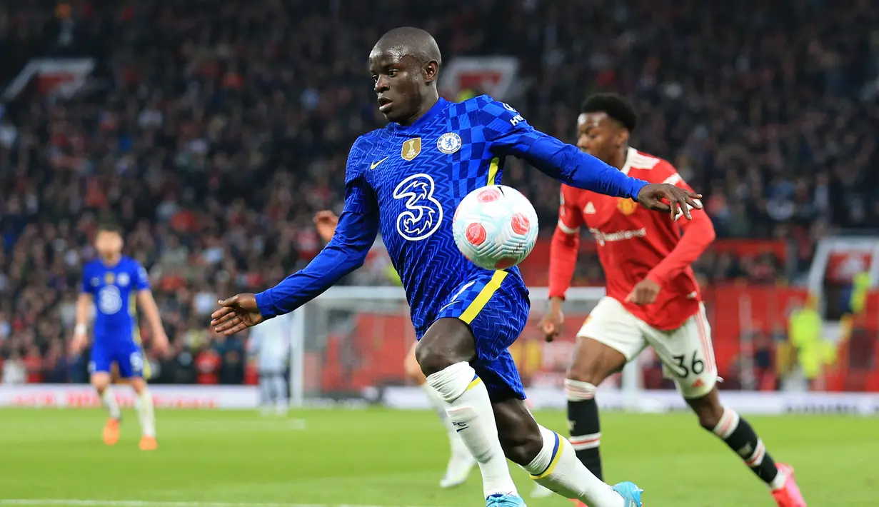 <p>Gelandang Chelsea, N'Golo Kante berlari dengan bola saat menghadapi Manchester United pada laga Liga Inggris 2021/2022 di Old Trafford Stadium, Manchester (28/4/2022). Akibat dilanda cedera dan baru tampil dua kali bagi Chelsea musim 2022/2023 ini, nilai pasar N'Golo Kante turun 10 juta euro dari 30 juta euro (Rp490 miliar) menjadi 20 juta euro (Rp327 miliar). (AFP/Lindsey Parnaby)</p>
