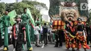 Atraksi tarian tradisional saat mengiringi kedatangan ketiga petinggi KIB di Gedung KPU RI, Jalan Imam Bonjol, Jakarta Pusat, Rabu (10/8/2022). Kedatangan ketiga petinggi KIB tersebut diiringi dengan berbagai atraksi tarian tradisional untuk mendaftarkan partai masing-masing sebagai peserta Pemilu 2024. (merdeka.com/Iqbal S Nugroho)