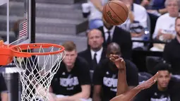 Pebasket Golden State Warriors, Kevin Durant, melewati penjagaan pebasket San Antonio Spurs, LaMarcus Aldridge, pada laga final NBA Wilayah Barat di San Antonio, Sabtu (20/5/2017). Spurs kalah 108-120 dari Warriors. (AFP/Ronald Martinez)
