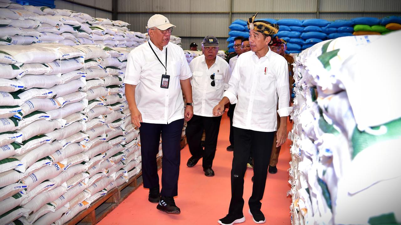 Presiden Joko Widodo atau Jokowi saat mengunjungi Kompleks Perdugangan Bulog Laende di Kabupaten Muna, Sulawesi Tenggara, Senin (13/5/2024).