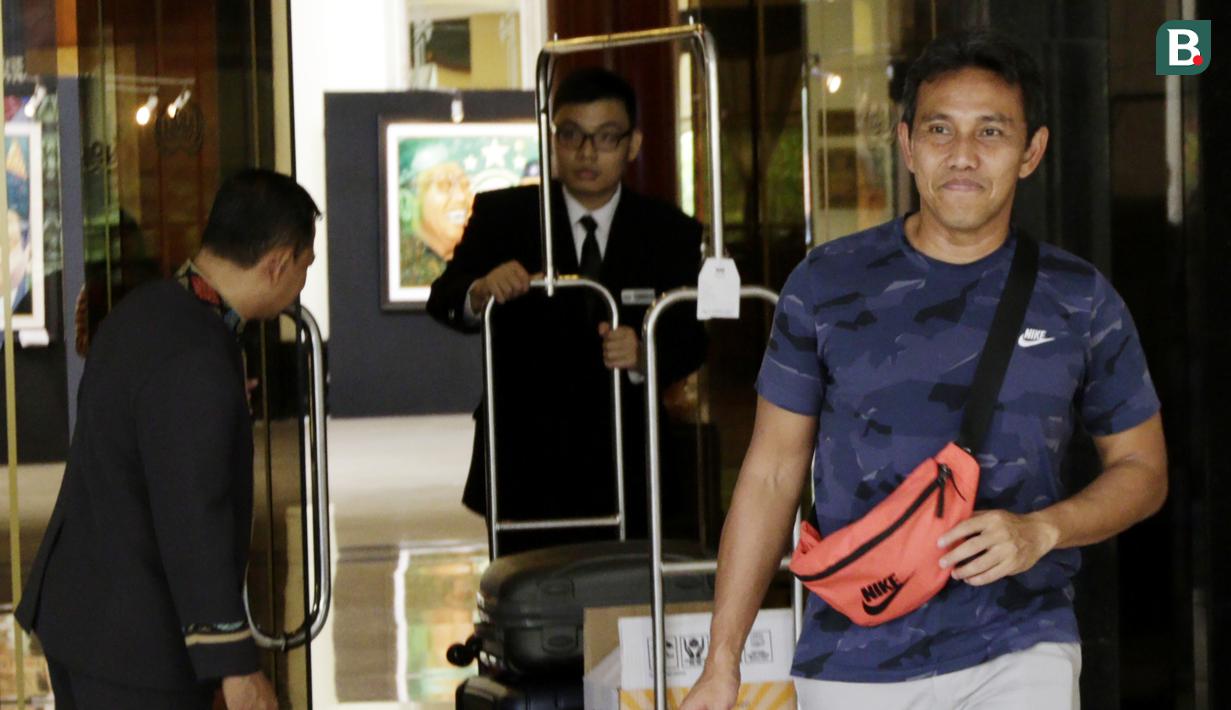 Pelatih Indonesia, Bima Sakti, meninggalkan penginapan usai pertandingan terakhir Piala AFF 2018 melawan Filipina di Hotel Sultan, Jakarta, Senin (25/11). Indonesia gagal lolos fase grup Piala AFF. (Bola.com/M Iqbal Ichsan)