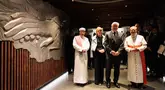 Presiden Jerman Frank-Walter Steinmeier (kedua dari kanan) dan Ibu Negara Elke Buedenbender (kedua dari kiri) berpose bersama Menteri Agama dan Imam Besar Masjid Istiqlal Indonesia Nasaruddin Umar (kiri) dan Uskup Agung Jakarta, Kardinal Ignatius Suharyo Hardjoatmodjo, di dalam Terowongan Persahabatan, sebuah lorong bawah tanah yang menghubungkan Masjid Istiqlal dan Katedral Jakarta, Senin 15 Juni 2026. (Yasuyoshi Chiba/AFP)