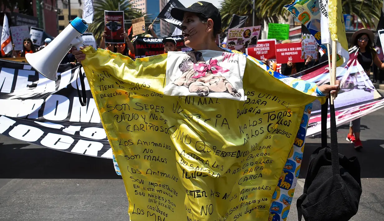 Dalam aksinya, para anggota asosiasi hak-hak hewan juga membawa spanduk bertuliskan seruan untuk menentang kekejaman terhadap hewan. (Rodrigo Oropeza/AFP)