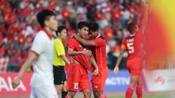 Selebrasi gelandang Timnas Indonesia U-22, Muhammad Taufany (tengah) setelah mencetak gol ketiga ke gawang Vietnam pada laga semifinal cabor sepak bola SEA Games 2023 di Olympic National Stadium, Phnom Penh, Kamboja, Sabtu (13/5/2023). (Bola.com/Abdul Aziz)