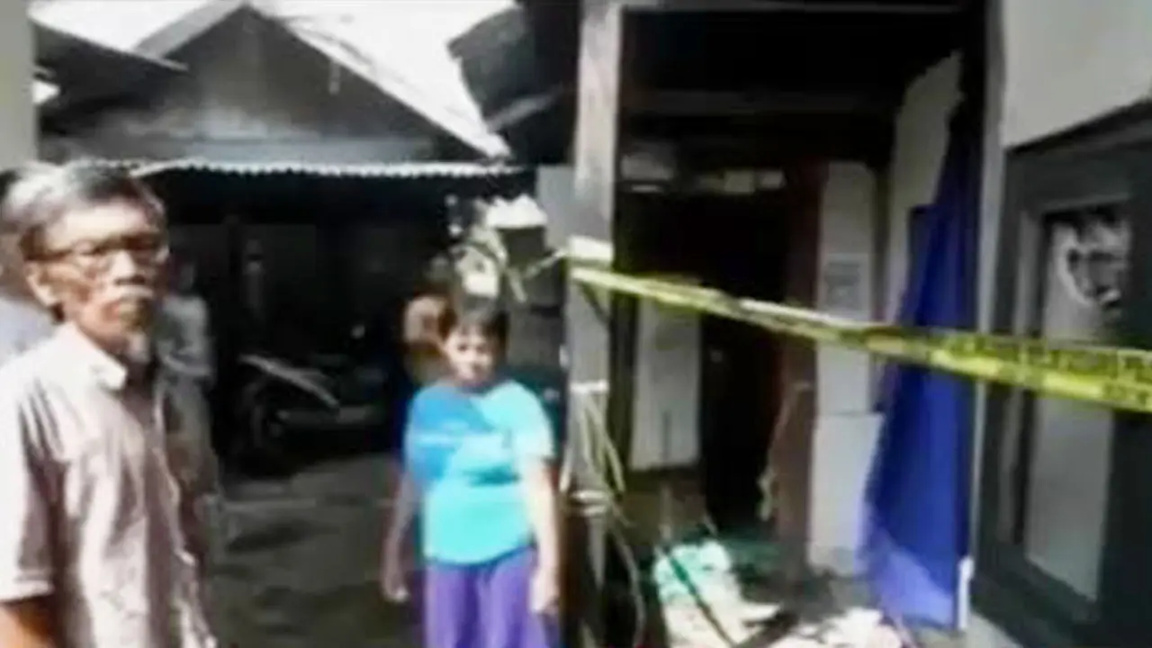 Warga Rusak Rumah Orang yang Diduga Pembunuh Bocah dalam Karung