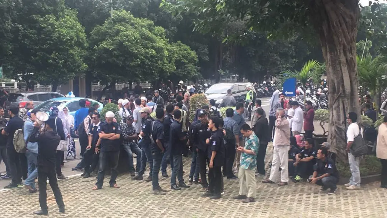 Massa pendukung Amien Rais di KPK