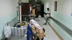 Pasien DBD anak-anak di RSUD kota Depok terpaksa harus di rawat di selasar rumah sakit akibat terbatasnya tempat tidur di rumah sakit, Depok, Selasa (9/2/2016). (Liputan6.com/Yoppy Renato)