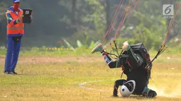 Atlet paralayang Mongolia, Alzakhgui Batdavaa terjatuh saat mendarat pada babak nomor ketepatan mendarat individu putra cabang Paralayang Asian Games 2018 di Gunung Mas, Puncak, Bogor, Jawa Barat, Kamis (23/8). (Merdeka.com/Arie Basuki)