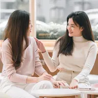 Ilustrasi perempuan berbicara/copyrightshuttertsock/Ann Rodchua