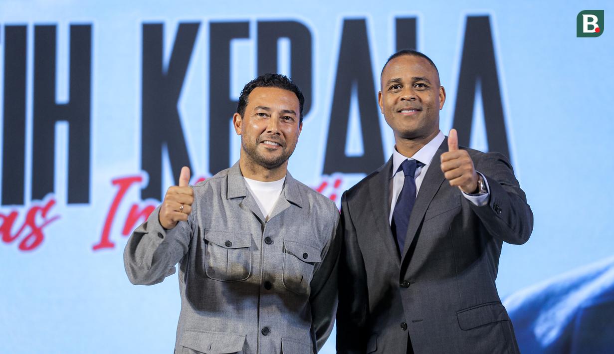 Pelatih kepala baru Timnas Indonesia, Patrick Kluivert bersama asisten pelatih Denny Lanzaat berfoto bersama pada acara konferensi pers mengenai perkenalan pelatih baru Timnas Indonesia di Hotel Mulia, Senayan, Jakarta, Minggu (12/01/2025). (Bola.com/Bagaskara Lazuardi)
