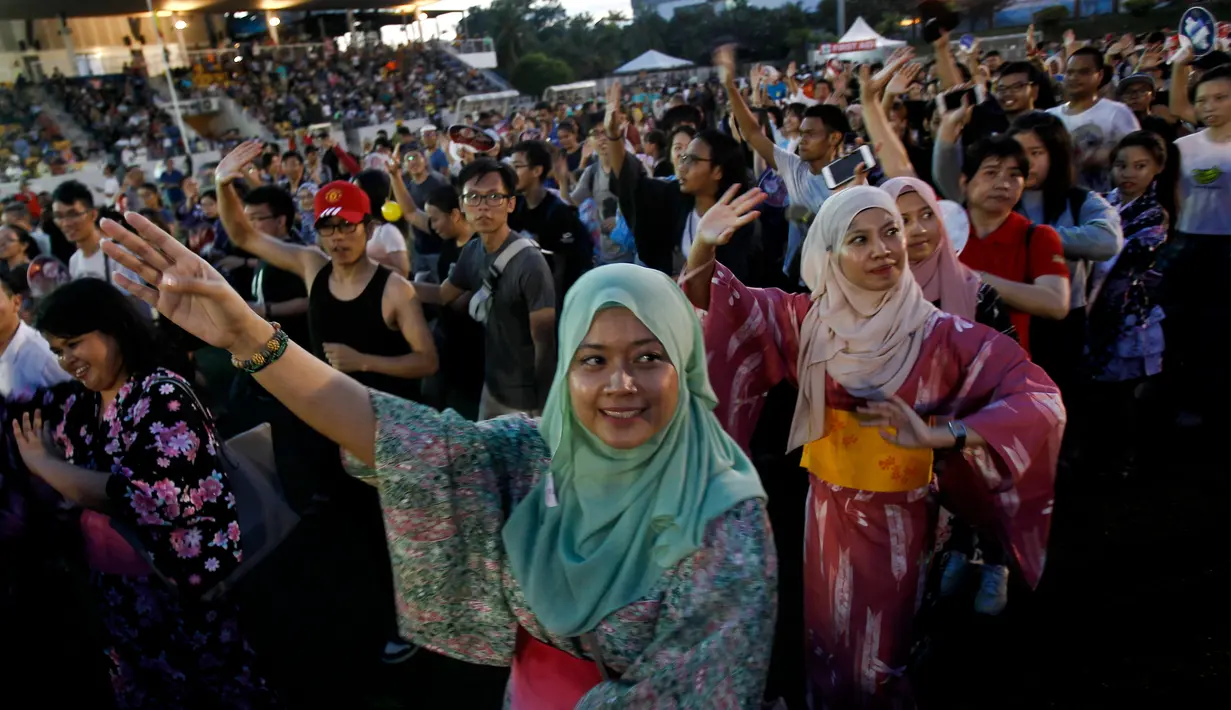 Wanita muslim Malaysia berpakaian tradisional Jepang, Yukata, menari selama Festival Bon Odori di Shah Alam, Malaysia, 22 Juli 2017. Festival ini merupakan tradisi yang diadakan untuk memperingati arwah leluhur. (AP Photo/Daniel Chan)