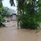 Hujan yang mengguyur Gorontalo sejak kemarin membuat tanggul Sungai Taludaa jebol. Akibatnya satu desa di wilayah tersebut diterjang banjir parah. (Liputan6.com/ Arfandi Ibrahim)