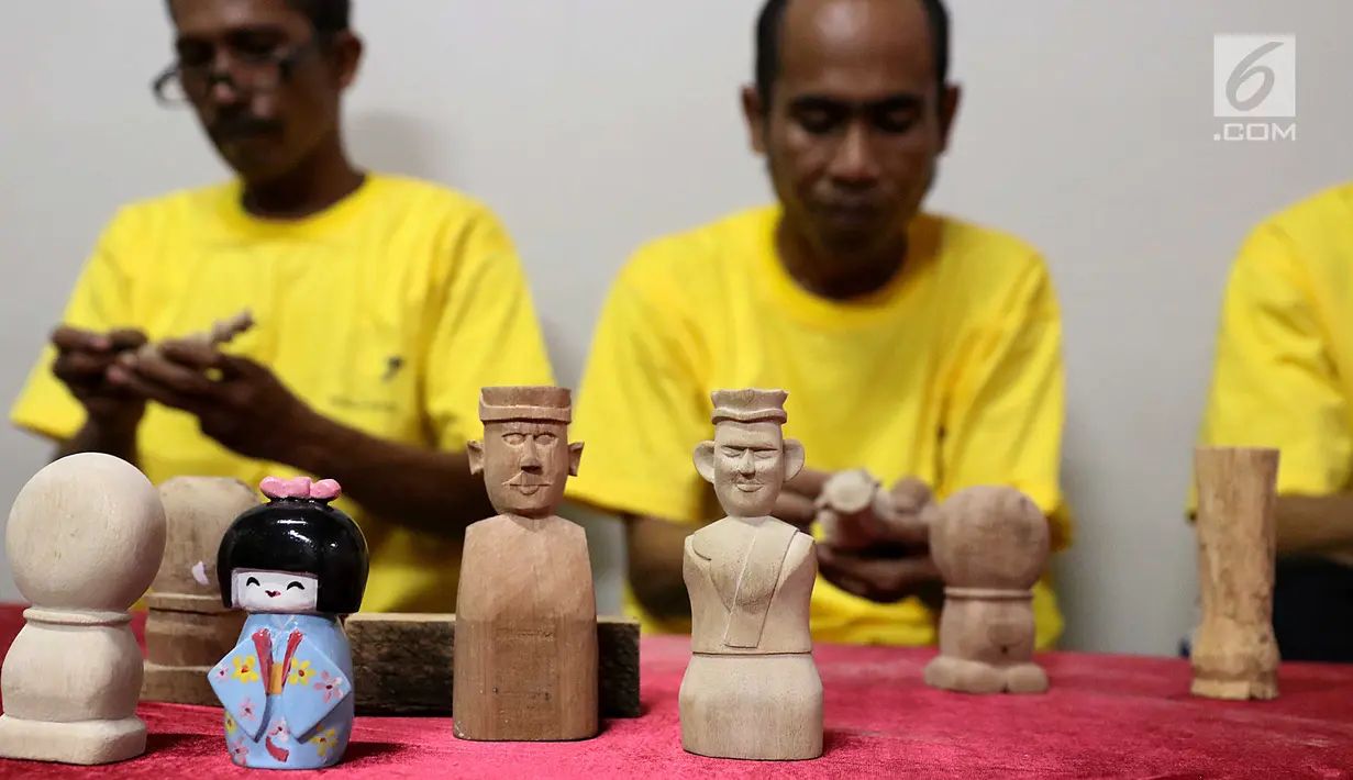Sejumlah penghuni lapas tengah memebuat boneka kayu dan bidak catur di lapas Kelas IIA Narkotika Jakarta, Cipinang, Jakarta, Sabtu (9/9). Beragam aktivitas dilakukan oleh warga binaan Rutan Cipinang mengisi masa hukumannya. (Liputan6.com/Angga Yuniar)
