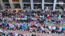 Umat muslim menanti waktu berbuka puasa pada hari kedua bulan Ramadan di Masjid Istiqlal, Jakarta, Minggu (28/5). Panitia masjid menyiapkan dana sekitar Rp3 miliar pada Ramadan 1438 H. (Liputan6.com/Helmi Afandi) 