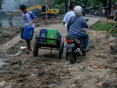 Penjual air bersih mengantarkan air ke Rusun Sidang, Jakarta, Senin (22/9/14). (Liputan6.com/Faizal Fanani)