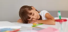 Kesehatan mental pada anak sering kali sulit dikenali karena mereka belum memiliki kemampuan untuk menjelaskan perasaan secara jelas. [Dok/freepik.com/user18526052]