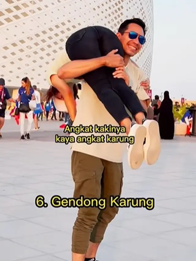 Darius Sinathrya gendong Donna Agnesia (Instagram/darius_sinathrya)