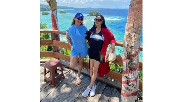 Populer di Masanya, Ini 6 Potret Kebersamaan Kiki Fatmala dan Meriam Bellina di Papua