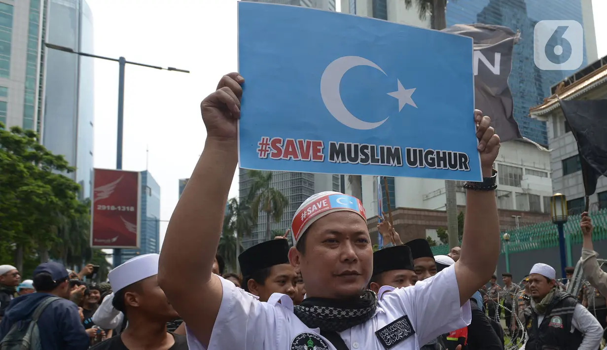 Massa sejumlah ormas Islam melakukan aksi bela Uighur di depan Kedutaan Besar China, kawasan Kuningan, Jakarta, Jumat (27/12.2019). Mereka memprotes dugaan pelanggaran Hak Asasi Manusia (HAM) oleh pemerintah China kepada etnis muslim Uighur di Xinjiang. (Merdeka.com/Imam Buhori)