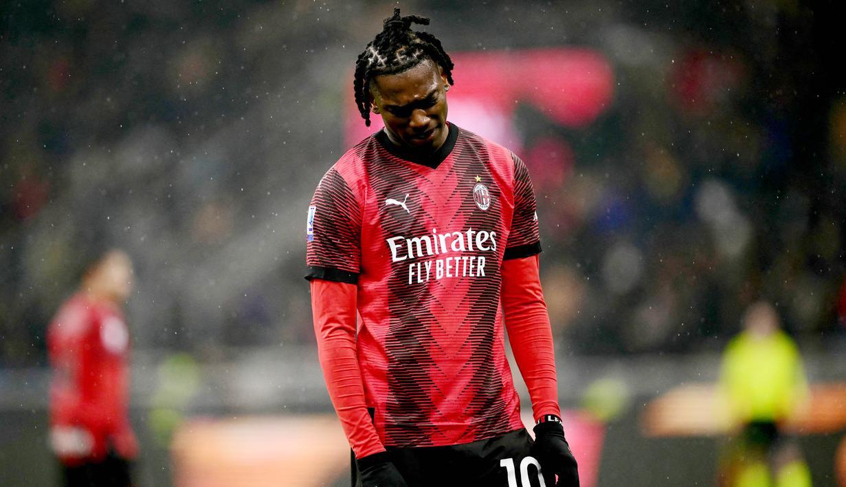 Pemain AC Milan, Rafael Leao, tertunduk lesu setelah ditaklukkan Inter MIlan dalam duel pekan ke-33 Serie A 2023/2024 di Stadion San Siro, Selasa (23/4/2024). (AFP/Marco Bertorello)