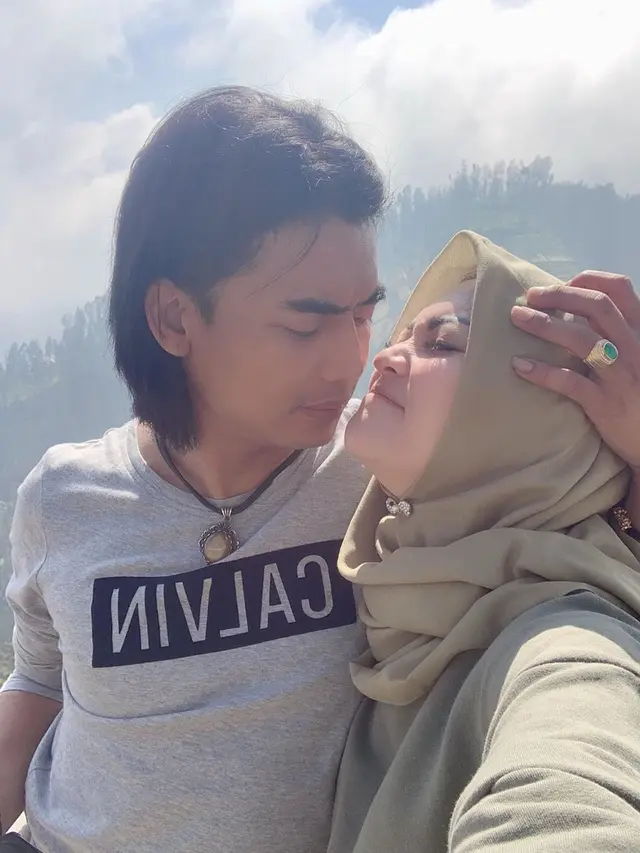 6 Potret Mesra Charly Van Houten dan Istri, Sudah 15 Tahun Menikah