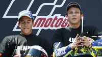 Momen jabat tangan antara Marc Marquez dan Valentino Rossi menjadi suguhan paling menarik di MotoGP Catalunya. 