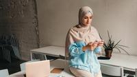 Ilustrasi Islami, muslimah, belajar hadis. (Photo created by marymarkevich on www.freepik.com)