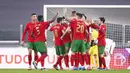 Para pemain Portugal merayakan gol bunuh diri yang dicetak pemain Azerbaijan, Maksim Medvedev, pada laga kualifikasi Piala Dunia 2022 di Stadion Juventus, Turin, Kamis (25/3/2021). Portugal menang dengan skor 1-0. (Fabio Ferrari/LaPresse via AP)