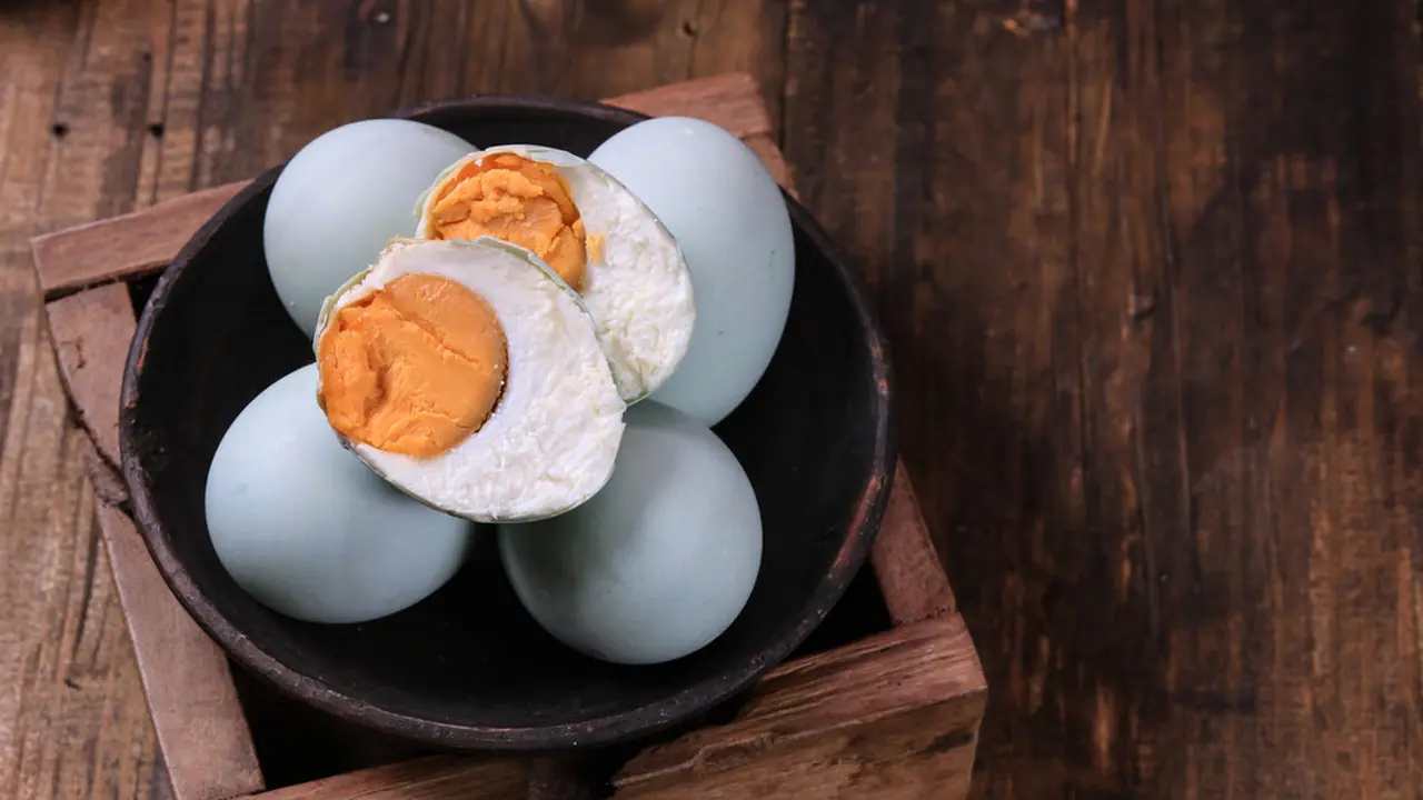 Cara Membuat Telur Asin Enak di Rumah, Asinnya Pas dengan Warna Kuning Keemasan