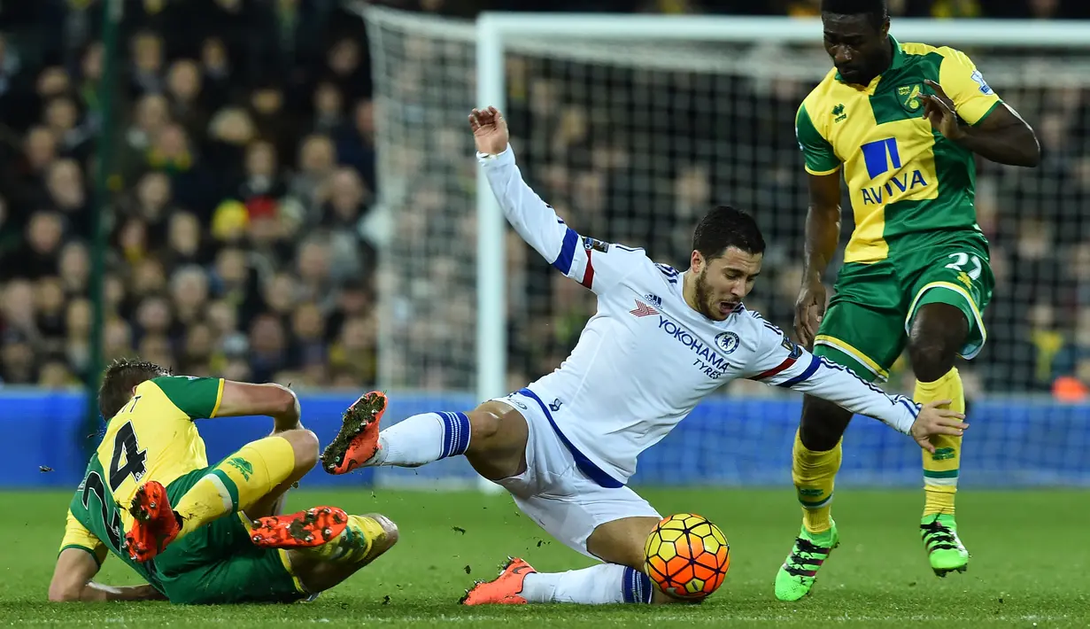 Pemain Chelsea, Eden Hazard, dilanggar pemain Norwich City dalam laga Liga Inggris di Stadion Carrow Road, Norwich, Rabu (2/3/2016) dini hari WIB. (AFP/Ben Stansall)