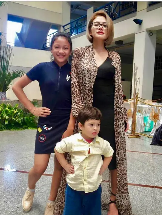 Nikita Mirzani juga siap menikahkan sang suami saat ingin melakukan poligami. "Alasannya dulu ditanya. Kalau make sense silahkan, gue yang akan menikahkan," kata Niki. (Instagram/nikitamirzanimawardi_17)