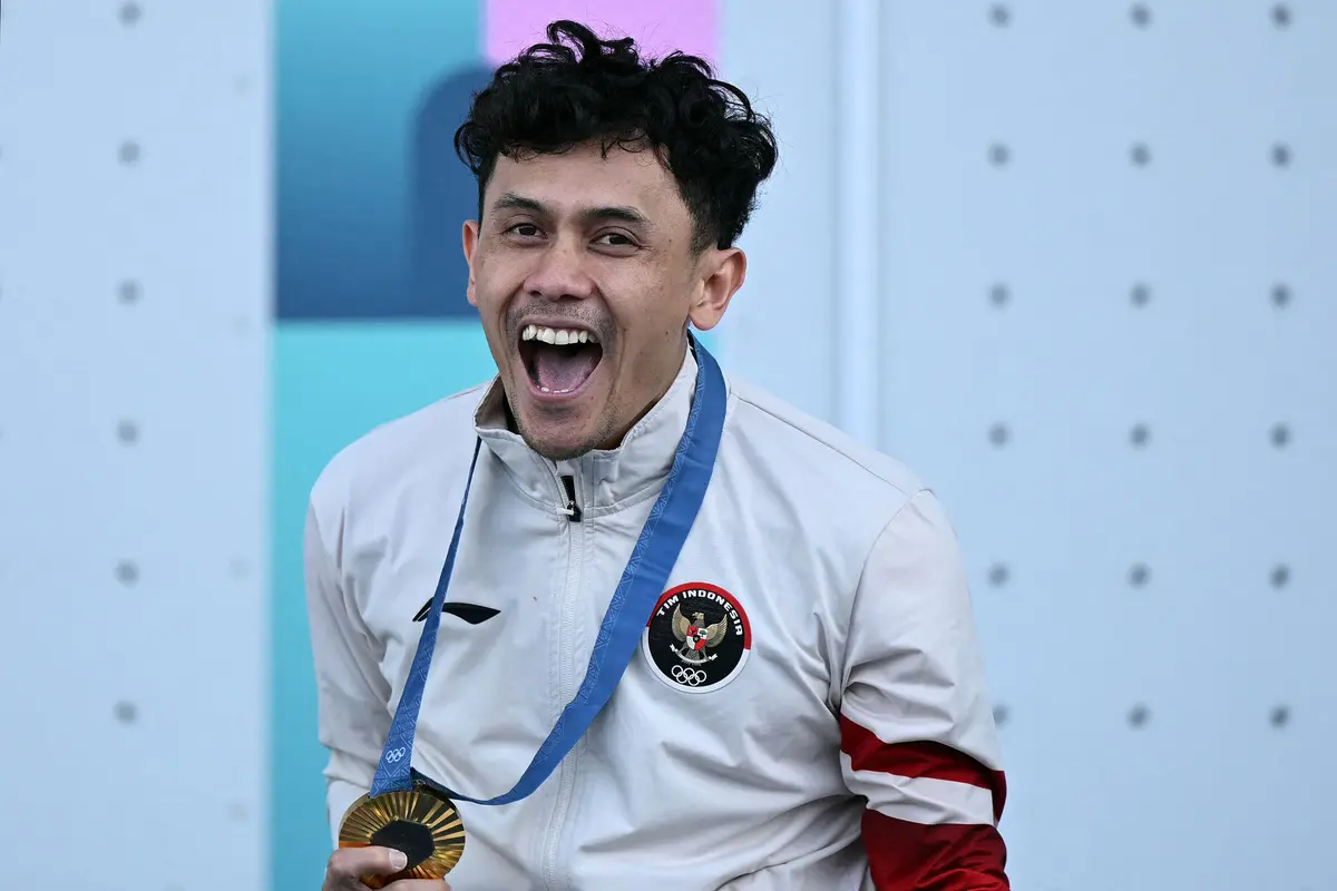 Foto: Momen Bahagia Veddriq Leonardo di Atas Podium Tertinggi Panjat Tebing Olimpiade Paris 2024
