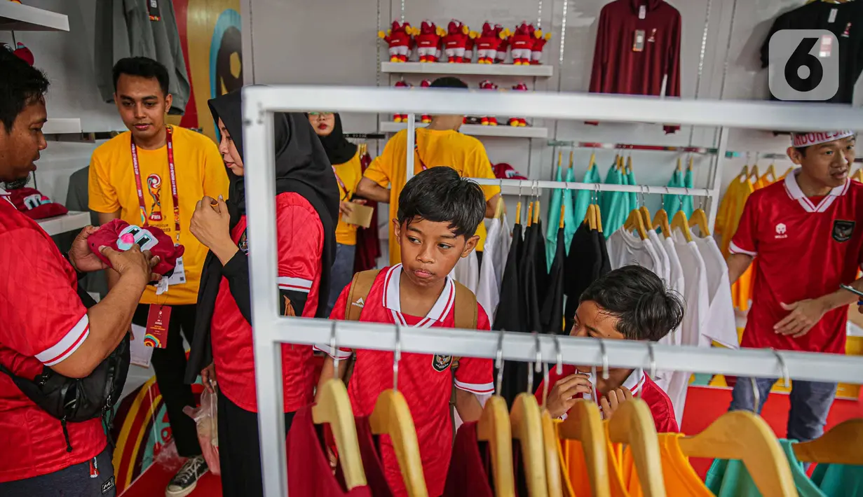 Ragam souvenir Piala Dunia U-17 Indonesia 2023 dibuat dengan melibatkan UMKM di Tanah Air. (Liputan6.com/Faizal Fanani)