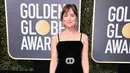 Gaun cantik ini sendiri pernah dikenakan oleh Dakota Johnson saat menghadiri acara Golden Globe Awards. Seolhyun sendiri kerap mendapatkan tawaran untuk menjadi model oleh produk ternama di Korea. (Foto: koreaboo.com)