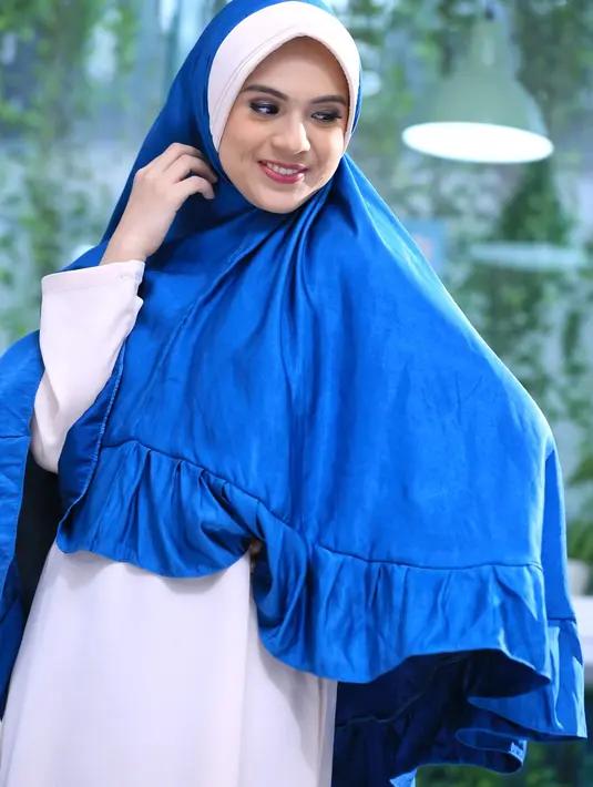 "Iya apalagi ini kayak punya rambut panjang mudah-mudahan, siapa tahu bisa bergaya seperti ini, yang biasanya aku jumpalitan, harus lebih kalem aja," kata Nycta Gina di kawasan Cipete, Jakarta Selatan (9/3). (Adrian Putra/Bintang.com)