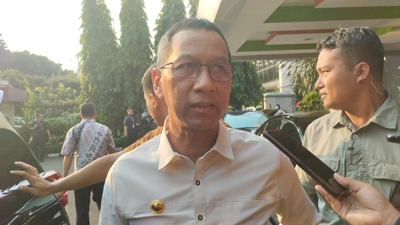 Penjabat (Pj) Gubernur DKI Jakarta Heru Budi Hartono usai menghadiri evaluasi Kementerian Dalam Negeri di di Inspektorat Kemendagri, Gambir, Jakarta Pusat, Rabu (17/5/2023).