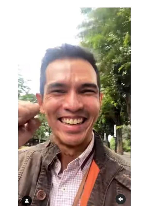 8 Potret Adrian Maulana Berangkat Kerja Naik KRL, Rela Berdesak-desakan