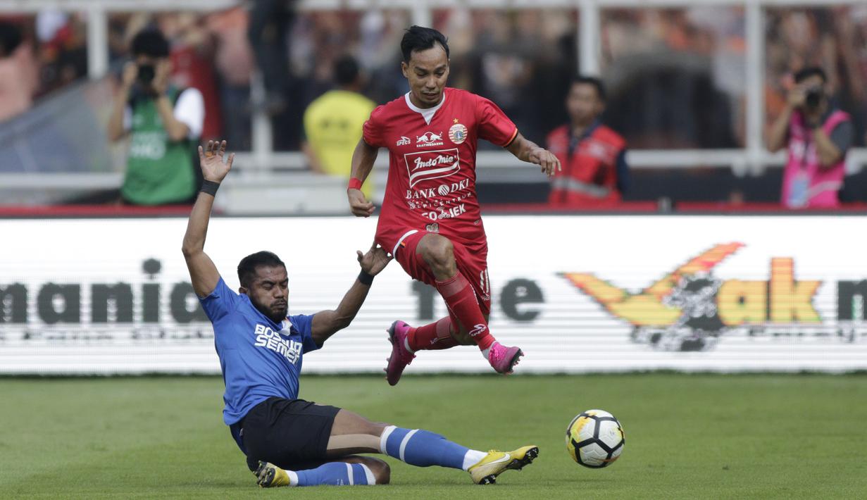 Gelandang Persija Jakarta, Novri Setiawan, berusaha melewati gelandang PSM Makassar, Zulham Zamrun, pada laga Piala Indonesia 2019 di SUGBK, Jakarta, Minggu (21/7). Persija menang 1-0 atas PSM. (Bola.com/M Iqbal Ichsan)
