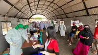 Sejumlah tenaga medis tengah melakukan rapid test terhadap para pedagang di Pasar Pinasungkulan Karombasan, Manado, Sabtu (16/6/2020).